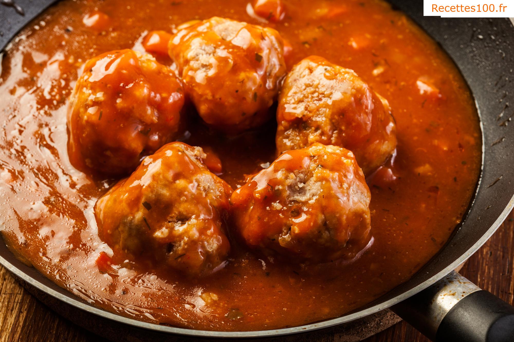 Sauce tomate avec des boulettes de la grand-mère