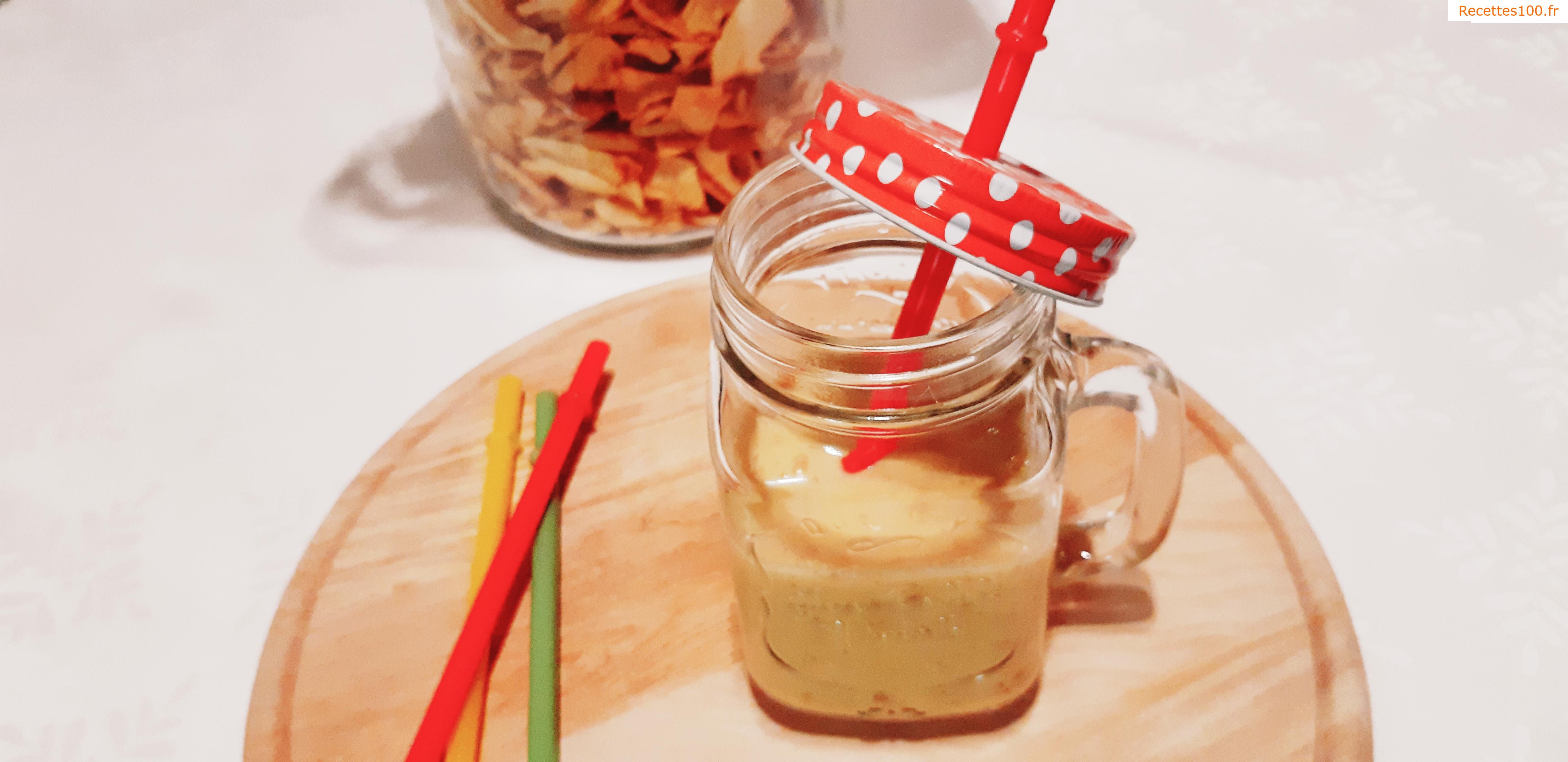 Smoothie à l'orange avec des baies de goji et des dattes