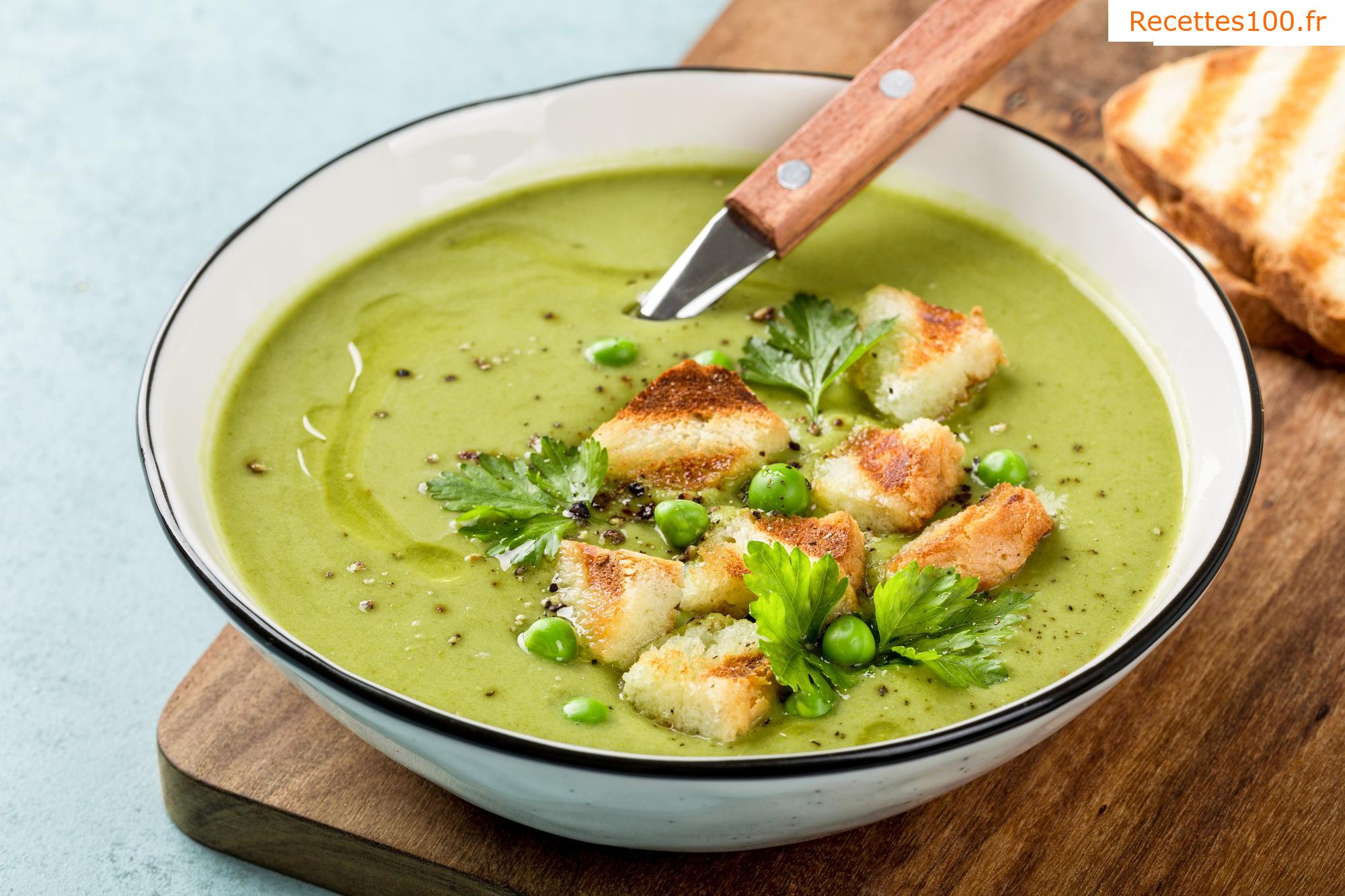 Soupe à la crème de pois avec de la menthe