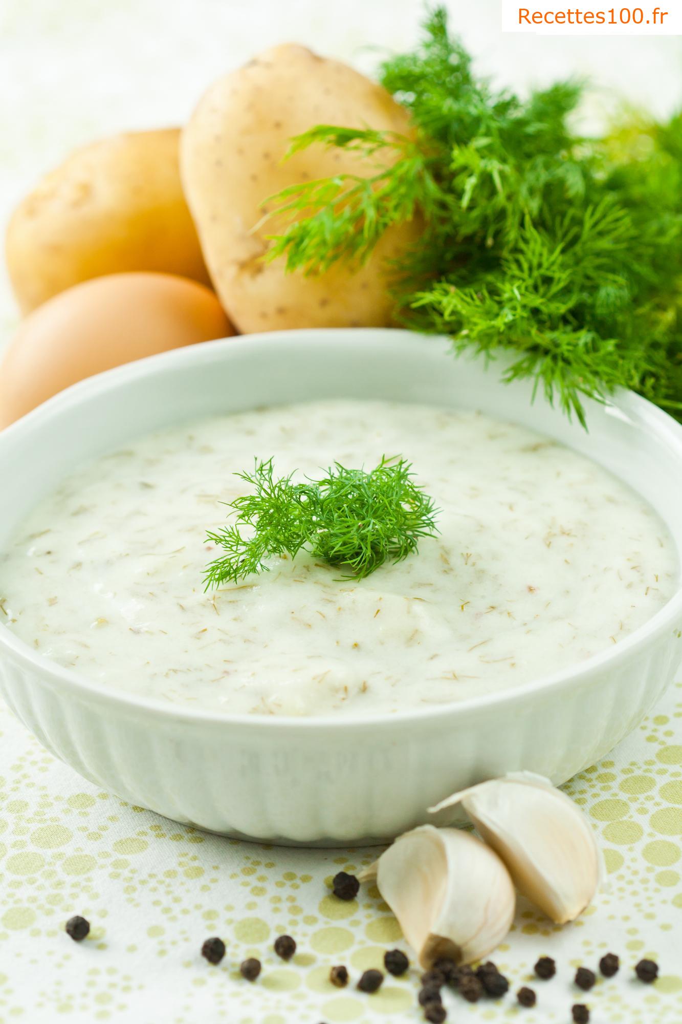 Soupe à l'aneth avec des pommes de terre et des champignons