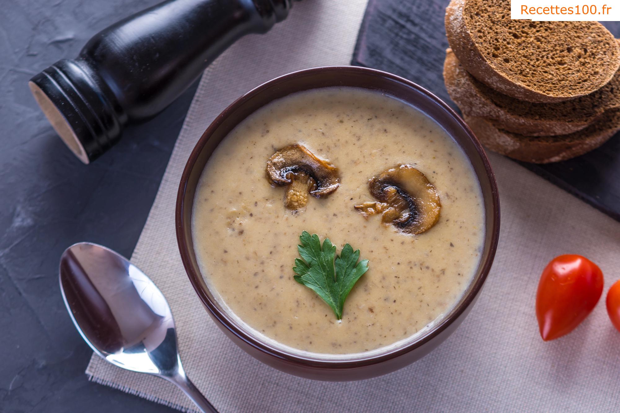 Soupe aux champignons avec de la crème