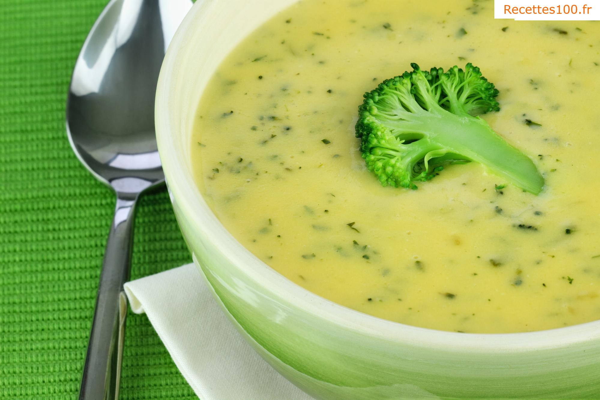 Soupe de brocoli avec du bleu