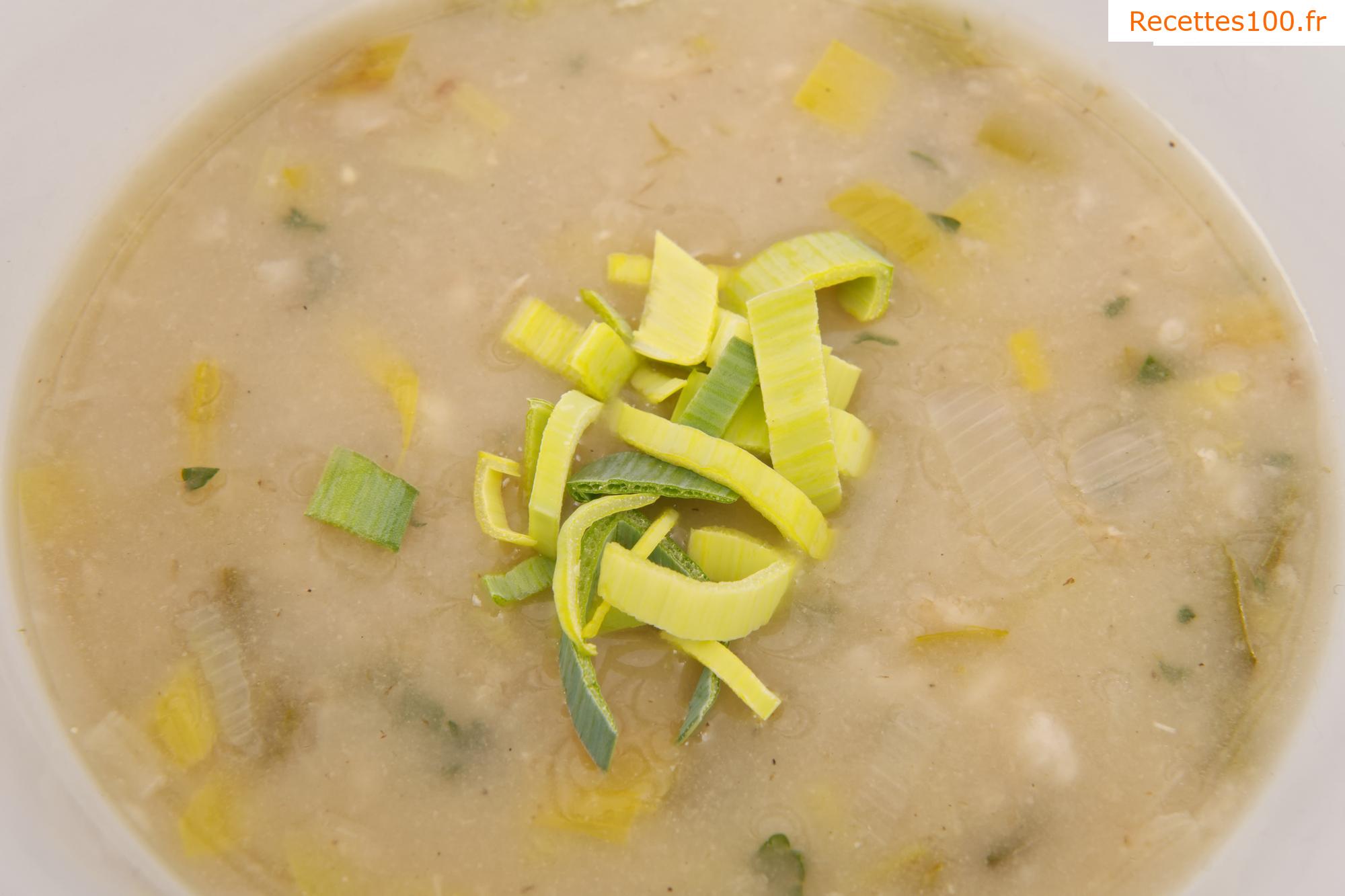 Soupe de chou frisé avec de la levure