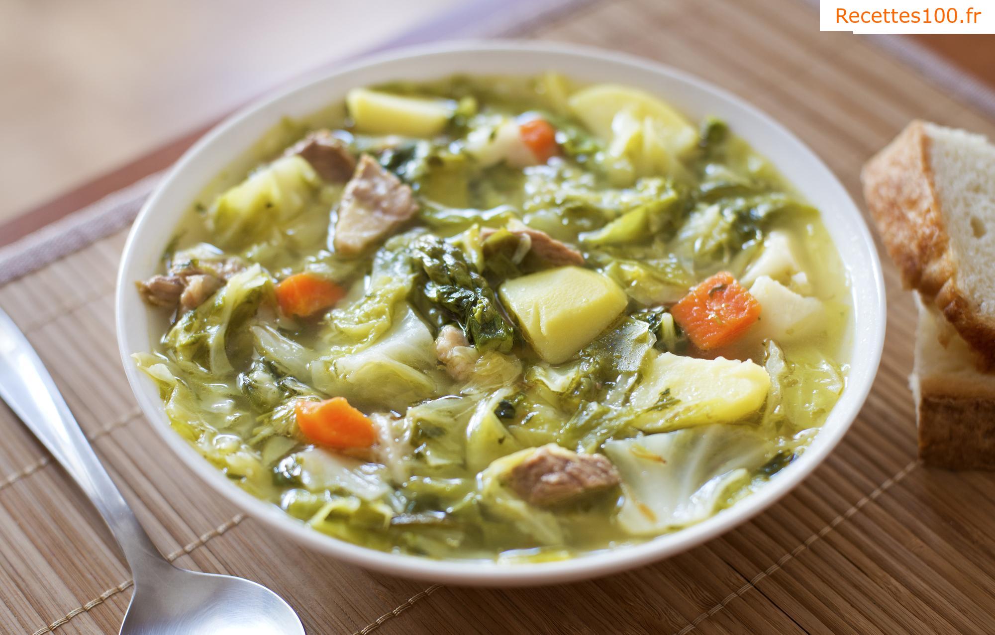 Soupe de chou frisé avec des pommes de terre