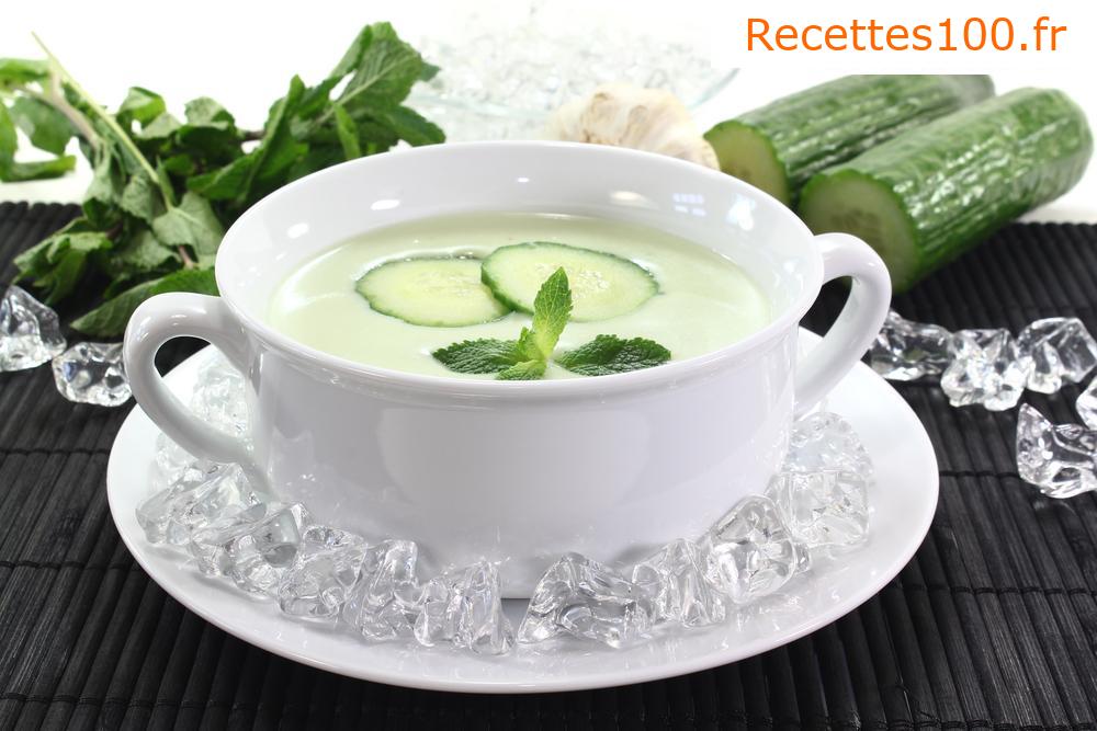 Soupe de concombre d'été rafraîchissant