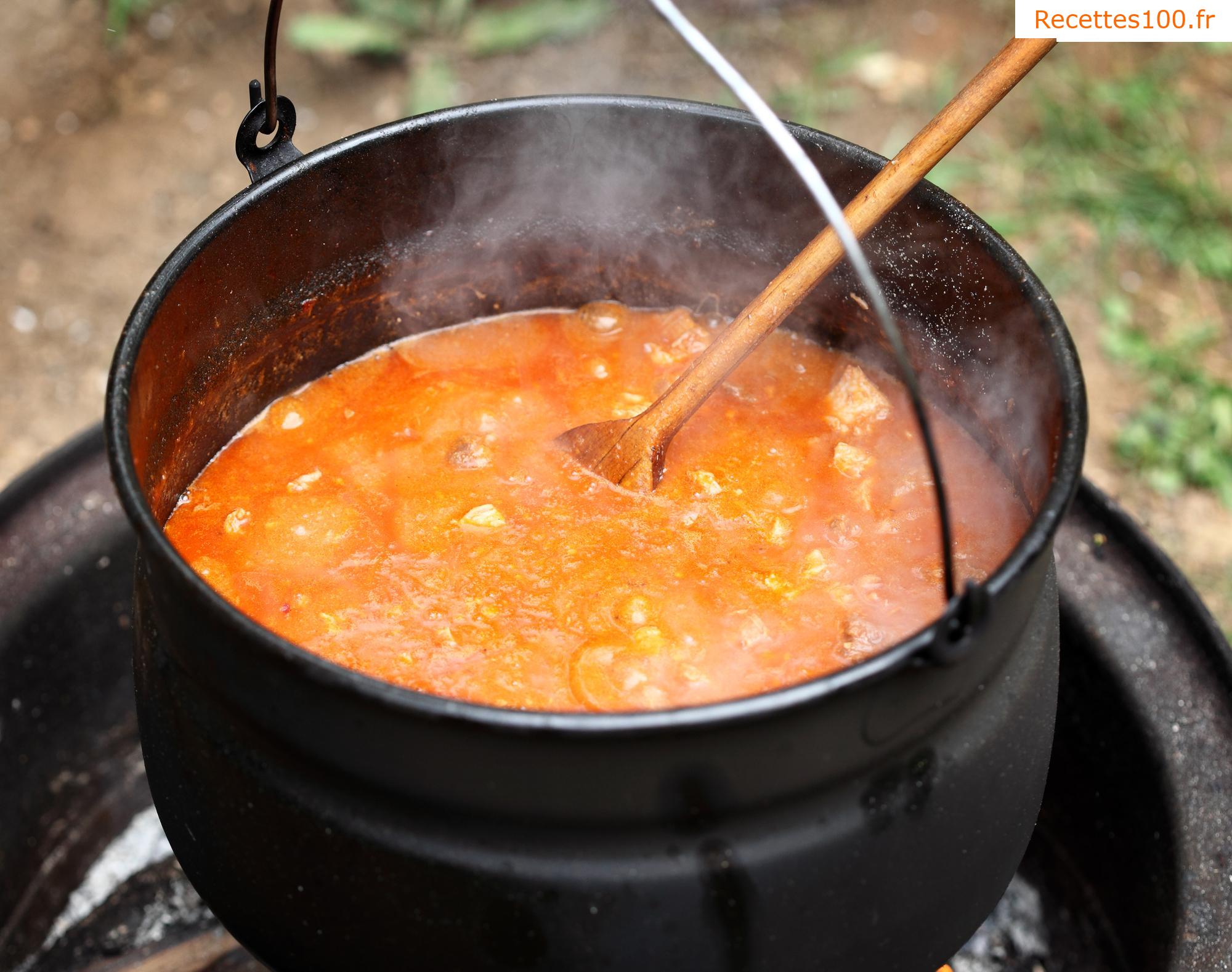 Soupe de goulash à la viande hachée