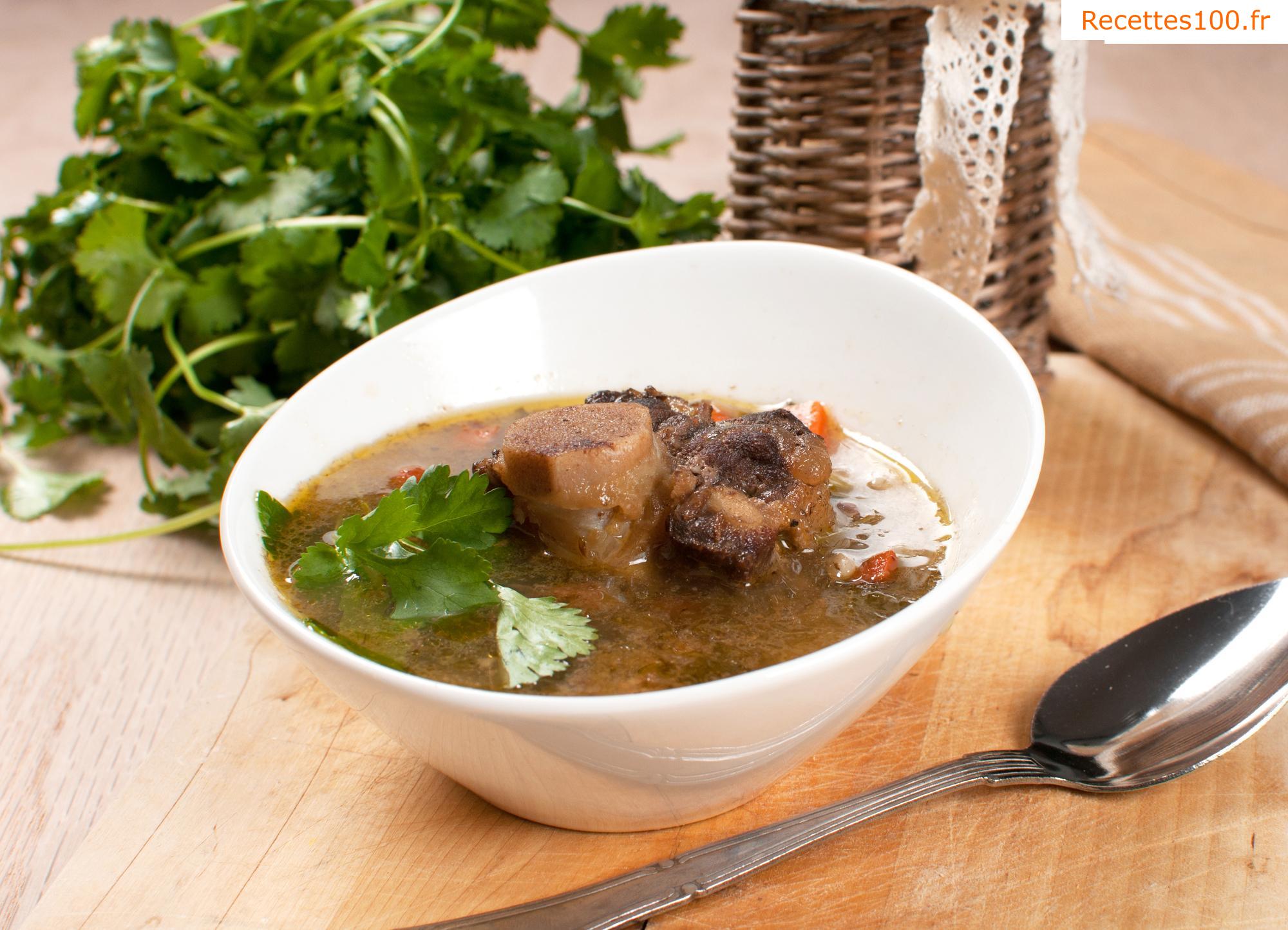 Soupe de os de porc avec des dumplings