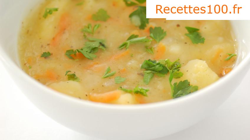 Soupe de pommes de terre avec des œufs et une saucisse
