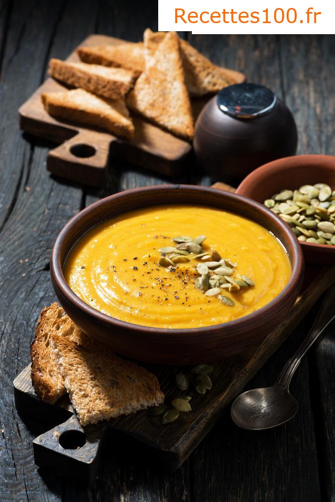 Soupe de potiron aux pommes et toasts au fromage et au thym