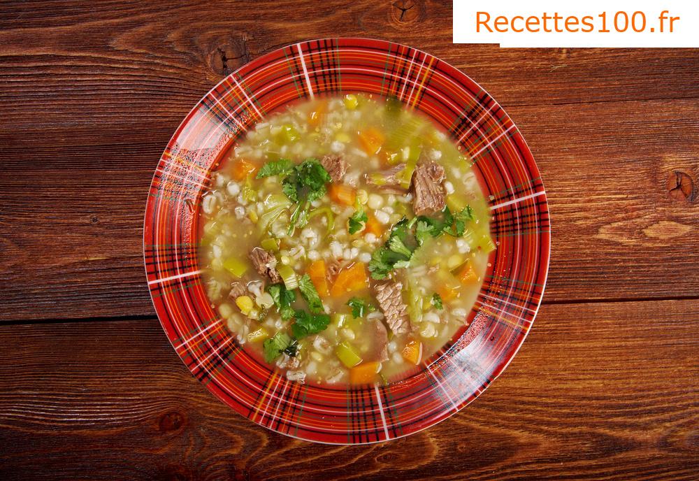 Soupe de sarrasin avec viande fumée et légumes