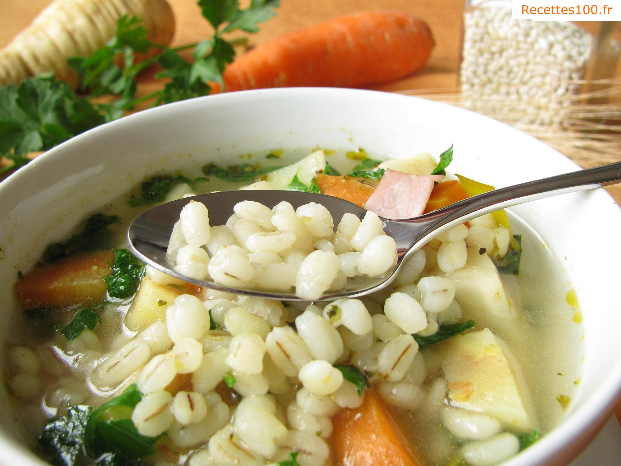 Soupe de semoule avec viande fumée et légumes