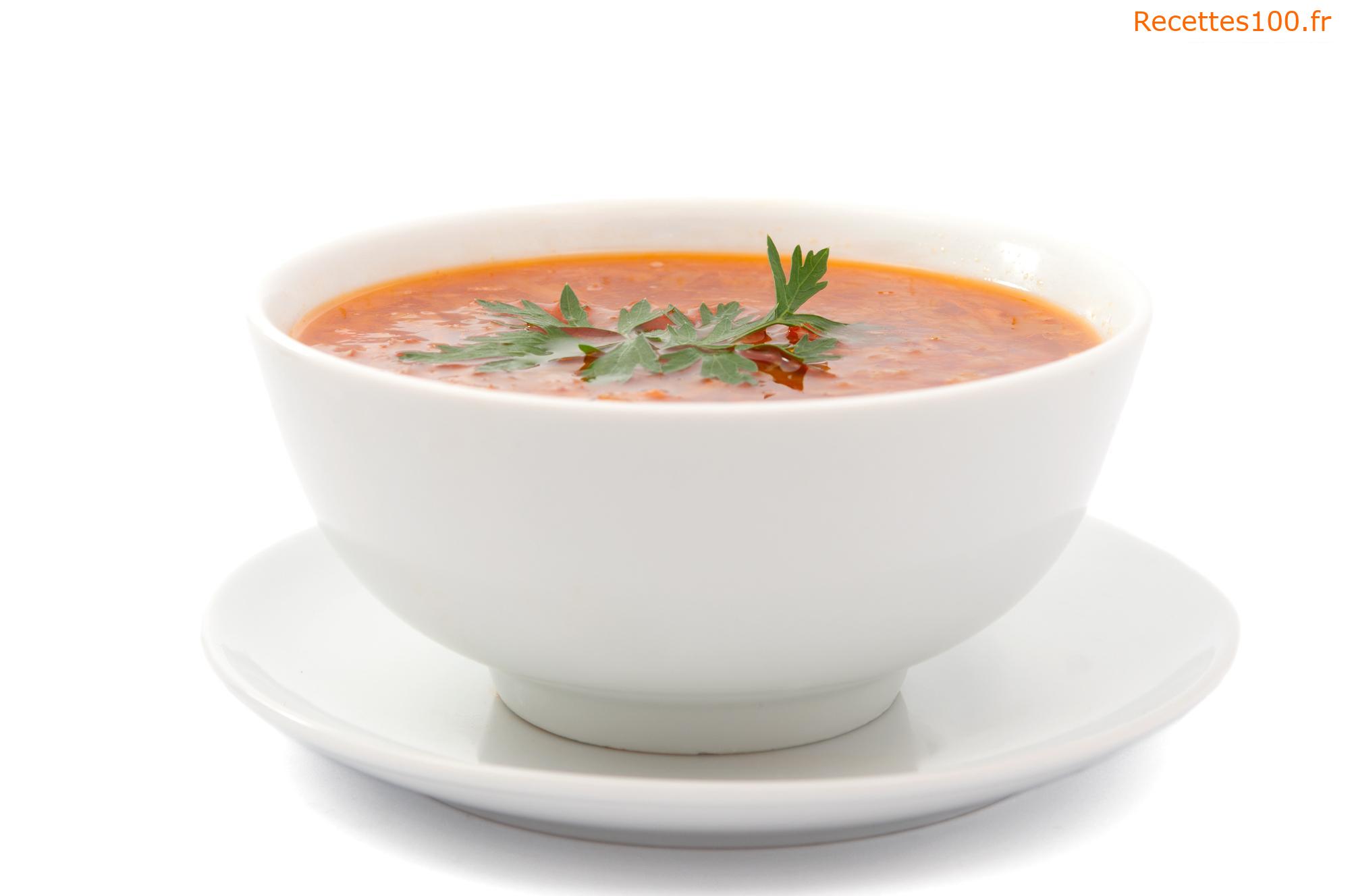 Soupe de tomates avec des nouilles de courgettes