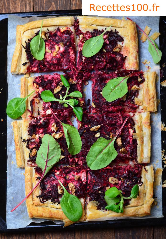 Tarte aux oignons et au fromage blanc avec des olives