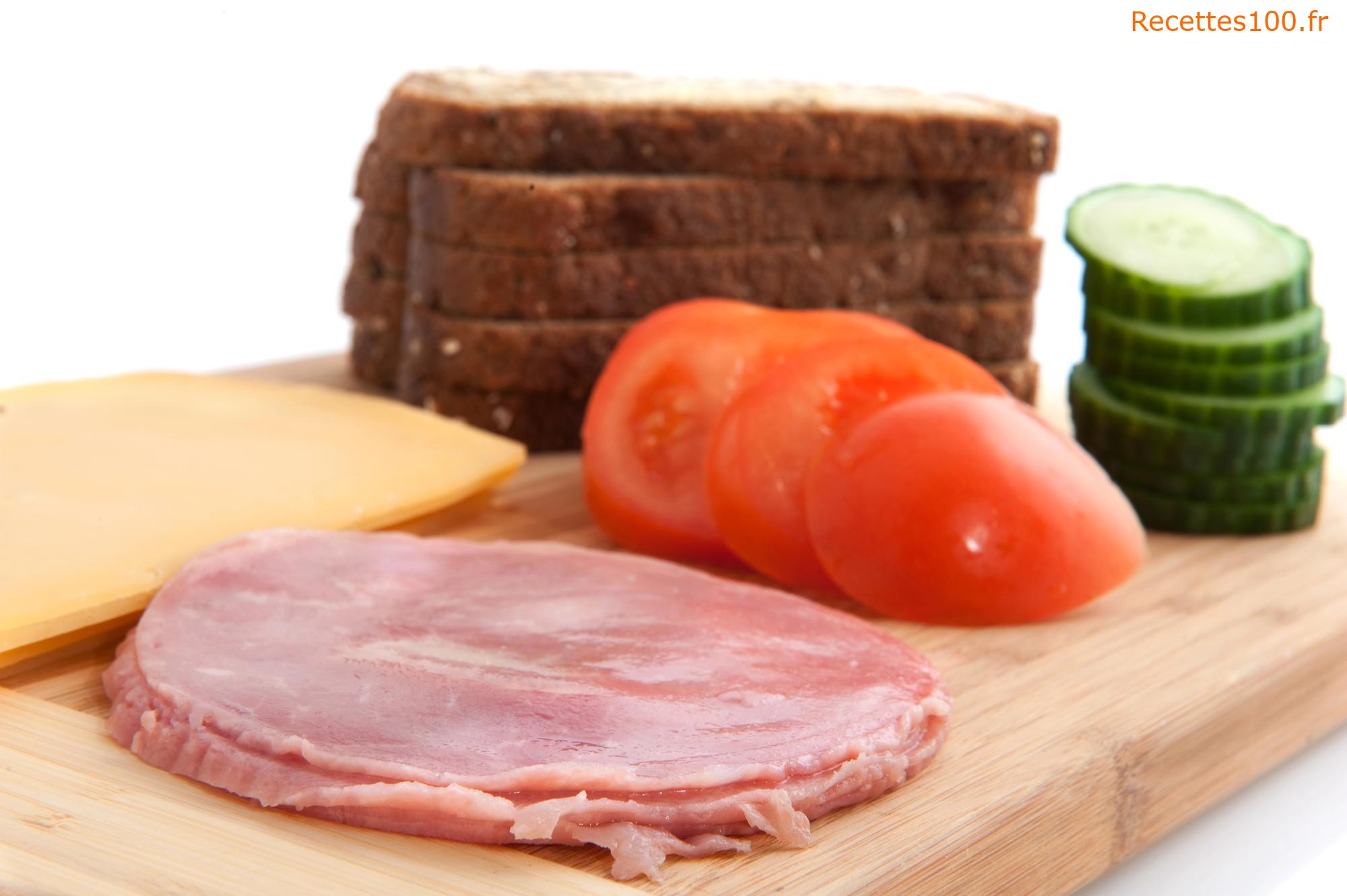 Tartinade à l'ail, aux œufs avec du jambon et du fromage