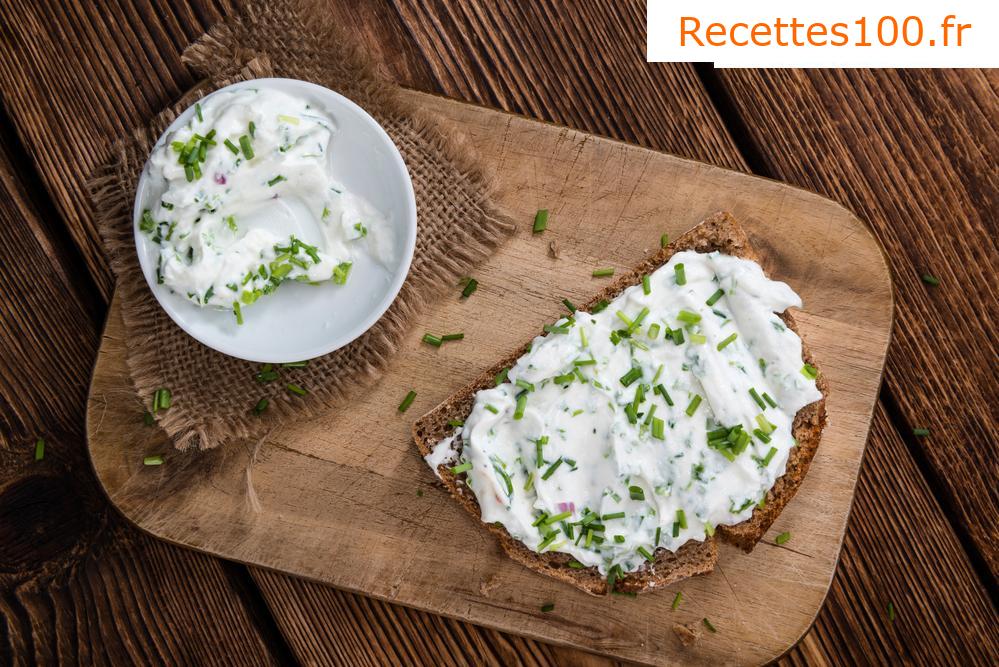 Tartinade au fromage blanc à l'ail avec du fromage