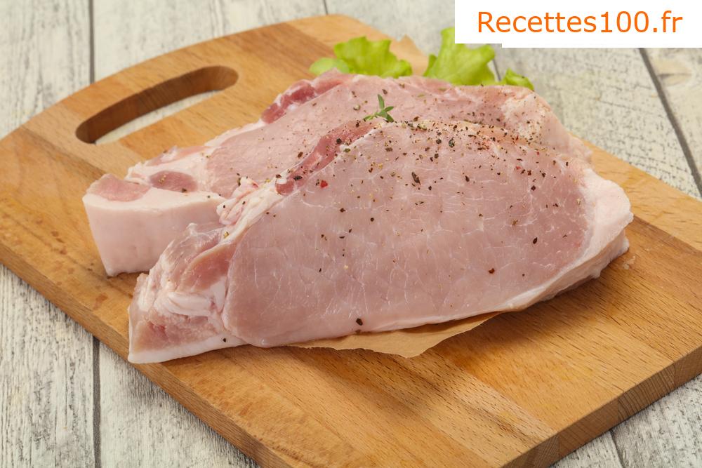 Tranches de porc en batter avec purée de pommes.