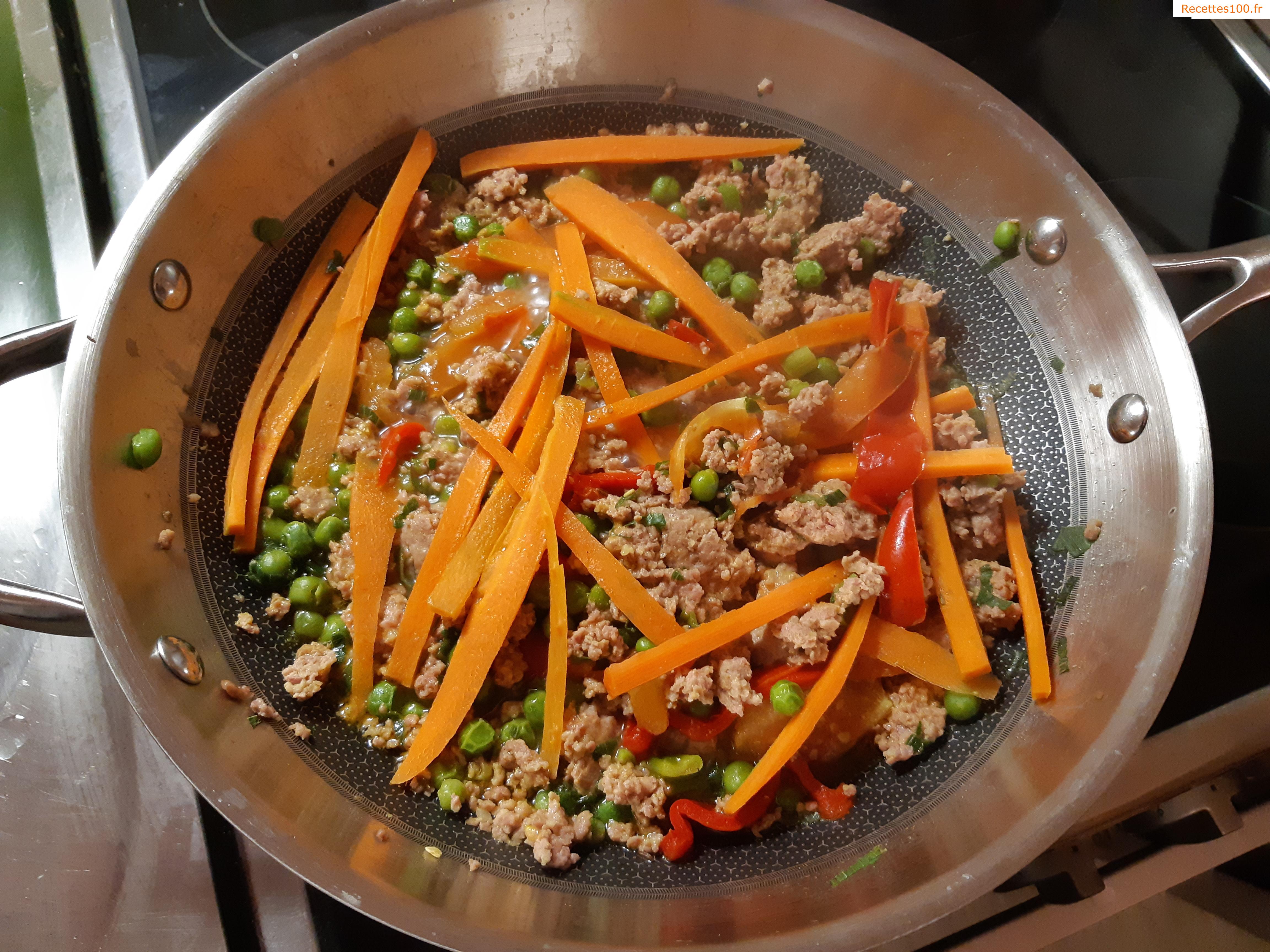 Viande de dinde hachée avec des légumes et du couscous